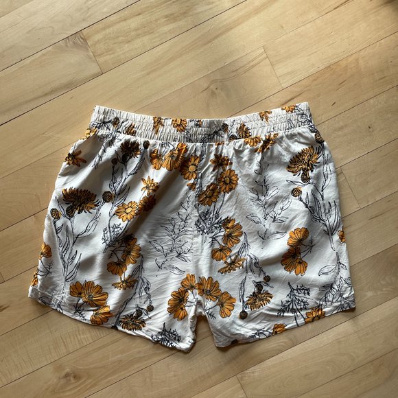ICHI - Floral Print Shorts - Picture 3 of 9